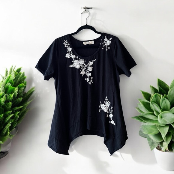LA Blend Black Cotton Tunic T-Shirt with White Floral Embroidery - Picture 4 of 12